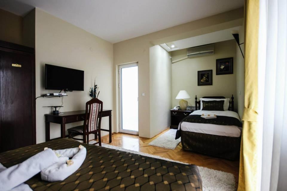 Hotel Villa Alexander Скопие Екстериор снимка
