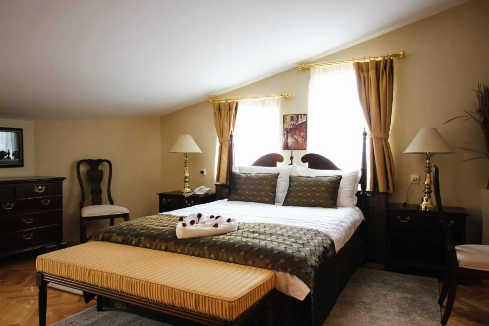 Hotel Villa Alexander Скопие Екстериор снимка