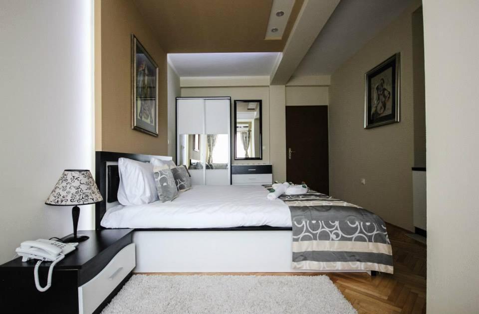 Hotel Villa Alexander Скопие Екстериор снимка