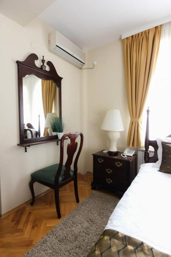 Hotel Villa Alexander Скопие Екстериор снимка