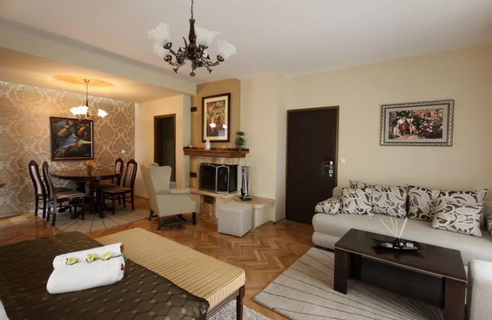 Hotel Villa Alexander Скопие Екстериор снимка